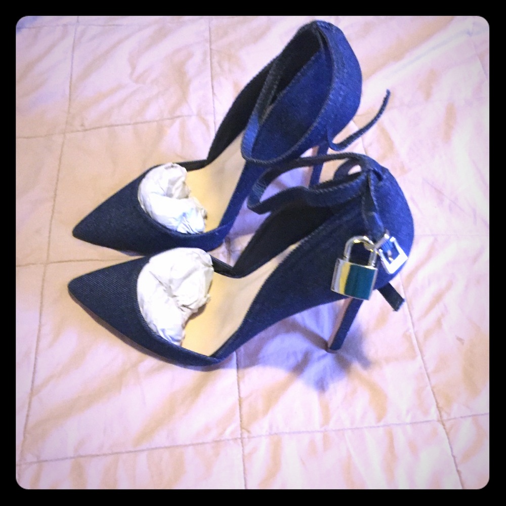 Denim pumps with golden locks.